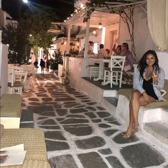 Meet your Posher, Claudia - Picture 2 of 2